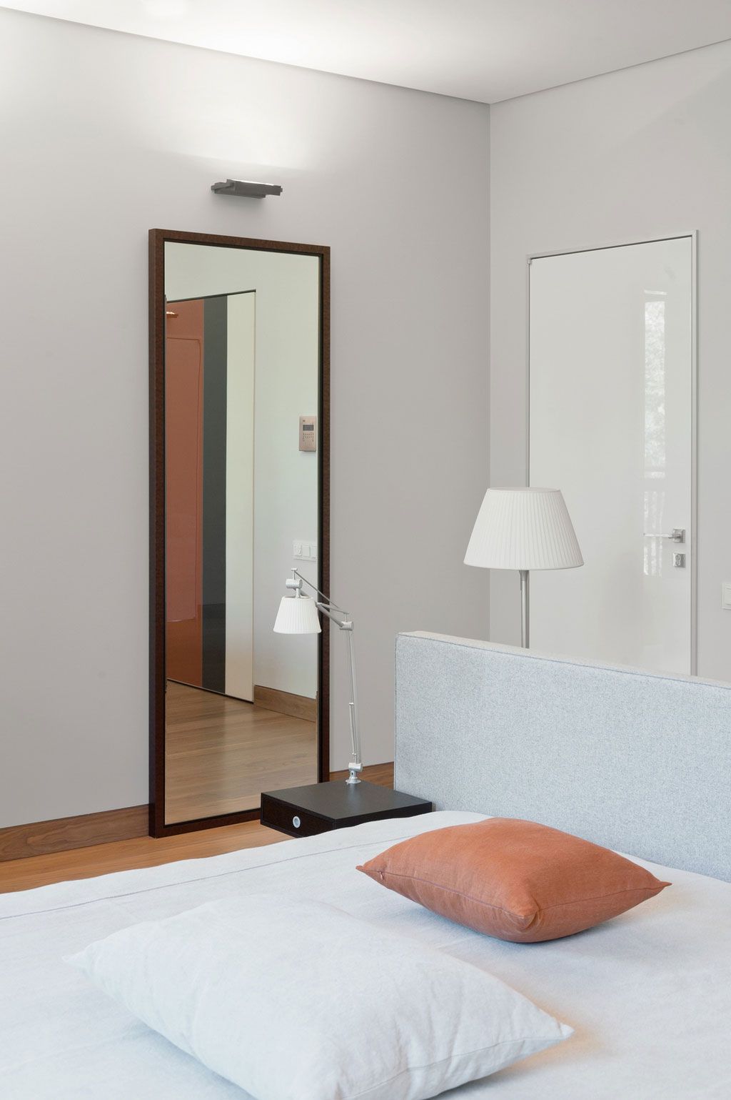 Featured Photo of 20 Best Long Wall Mirrors for Bedroom